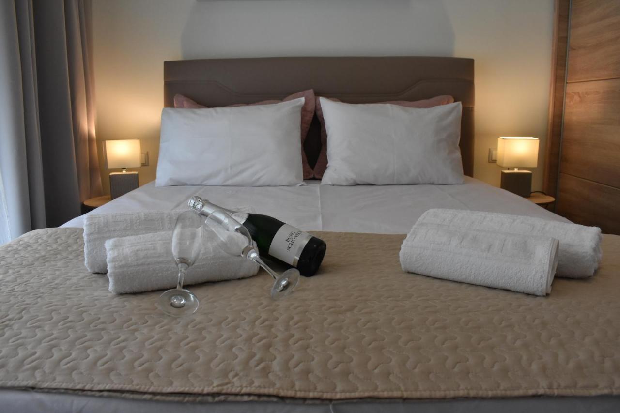 Chrysafenia & Leandros Downtown Apartment Kavala Bagian luar foto
